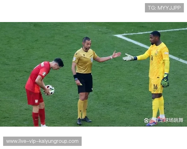 中场连续直塞撕开中路，前锋低射破网得分——这是一场属于激情与智慧的足球对决